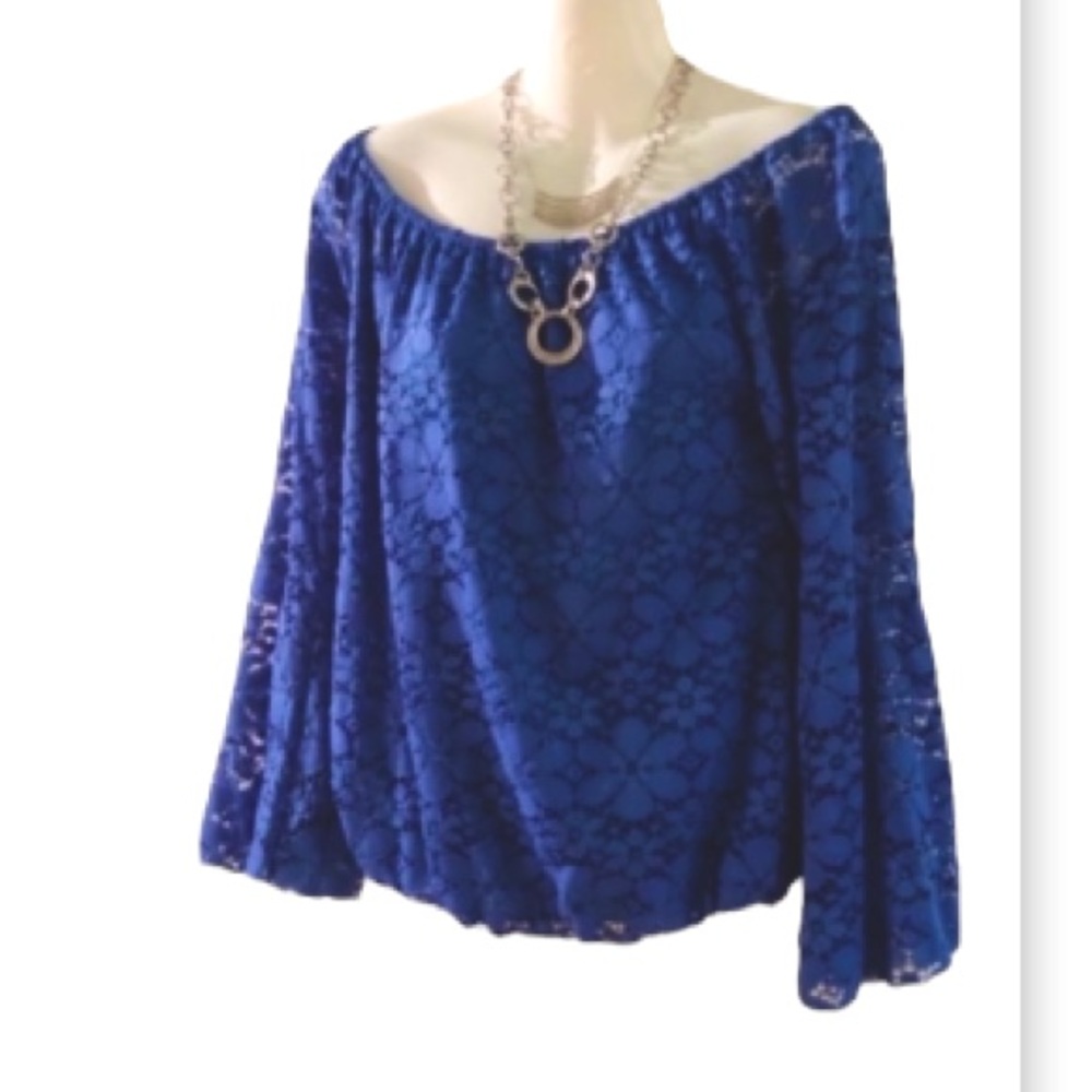 🍒 Blue Lace top w/ Bell Sleeves!!!